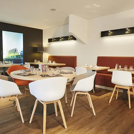Kyriad Paris Ouest - La Defense Hotel 3*