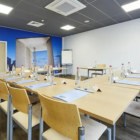 Hotel Kyriad Paris Ouest - La Defense 3*
