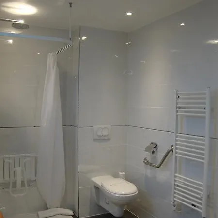 Hotel Kyriad Paris Ouest - La Defense 3*