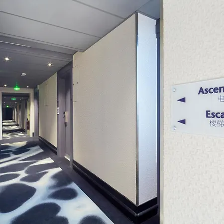 Kyriad Paris Ouest - La Defense Hotel