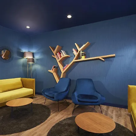 Kyriad Paris Ouest - La Defense 3*