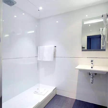 Kyriad Paris Ouest - La Defense 3*