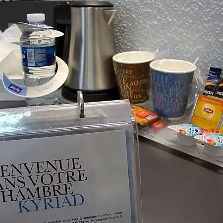 Kyriad Paris Ouest - La Defense 3*