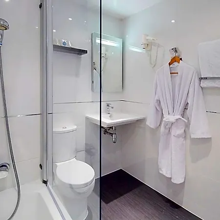 Kyriad Paris Ouest - La Defense Hotel 3*