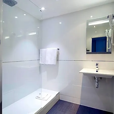 Kyriad Paris Ouest - La Defense Hotel 3*