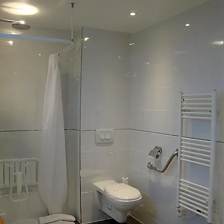 Kyriad Paris Ouest - La Defense Hotel 3*