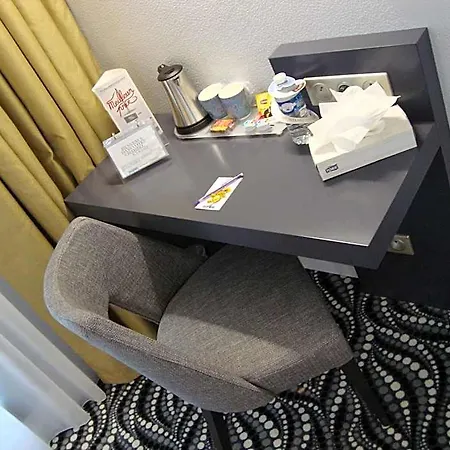 Kyriad Paris Ouest - La Defense Hotel