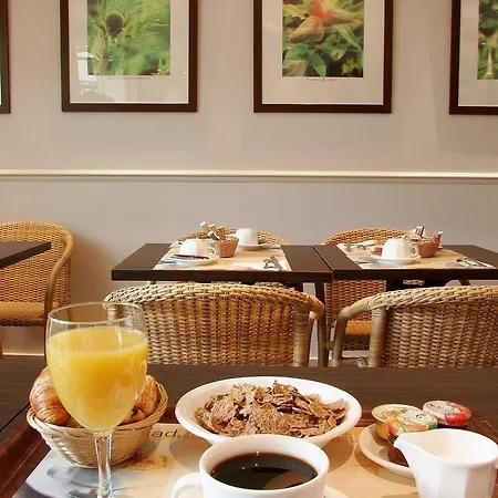 Kyriad Paris Ouest - La Defense 3*