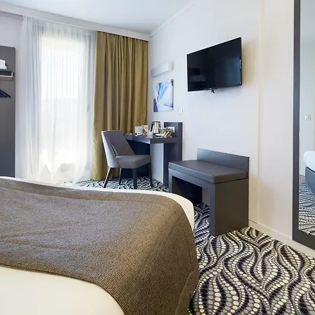 Kyriad Paris Ouest - La Defense 3*