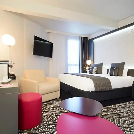 Kyriad Paris Ouest - La Defense 3*